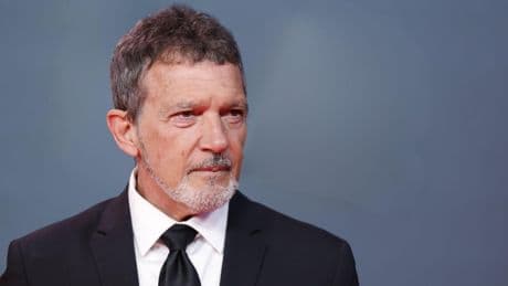 Antonio Banderas cumple 65 años en plenitud, de rodaje con Úrsula Corberó y paseando por Hyde Park con su perro Gypsy