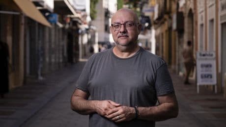 Miles de euros y penas de cárcel por parar un desahucio: "Tuve que explicar a mis hijos por qué su padre está en un juicio"
