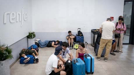 La evolución de los incendios obliga a mantener suspendidos los trenes entre Madrid y Galicia al menos hasta las 17:00 horas