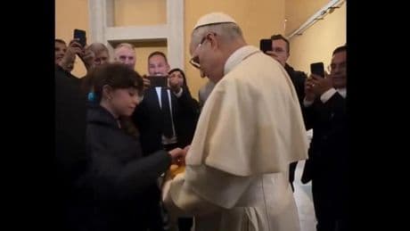 Así fue el bonito gesto del nuevo Papa, León XIV: el vídeo en el que firma por primera vez como pontífice la Biblia de una niña