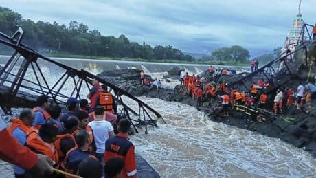 Al menos dos turistas muertos en India tras el colapso de un puente