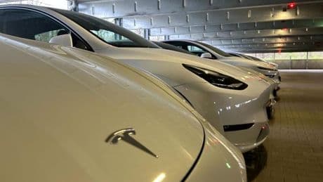 Müll, Chemikalien, unbewachte Autos – Die verheerenden Zustände in der Tesla-Werkstatt
