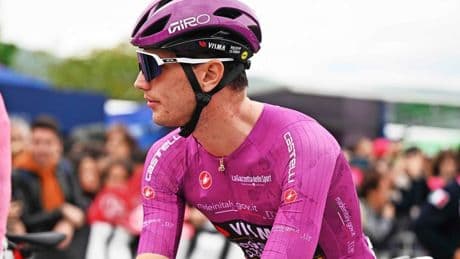 Olav Kooij voorkomt Giro-catastrofe in Napels