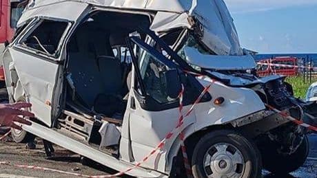 Trabzon’da TIR minibüse arkadan çarptı: 15 Yaralı