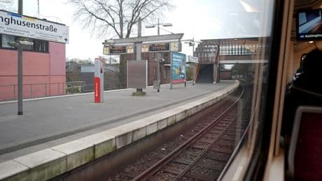 Lastwagen steckt unter U-Bahn-Brücke an der Kellinghusenstraße in Hamburg fest