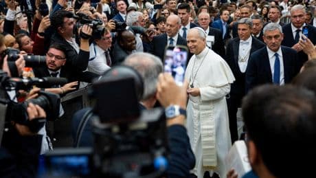 Le pape Léon XIV loue la liberté de la presse lors d'une audience avec des représentants des médias