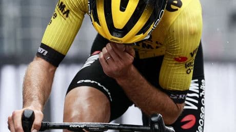 Met steun van Visma-ploeggenoten fietst Yates Giro-trauma van zich af: 'Geloof in jezelf'