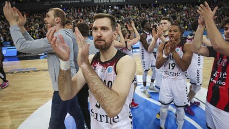 72-65. El Surne Bilbao alimenta su sueño ganando por 7 puntos en Miribilla