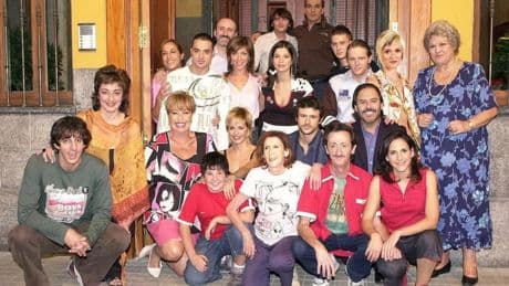 Sin guiones, de madrugada, jornadas interminables... los entresijos de las grabaciones de 'Aquí no hay quien viva'