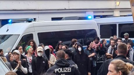 Propalästina-Demonstration: Polizist schlägt Demonstrantin – Anzeigen und Ermittlungen