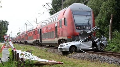 An Bahnübergang: Tödlicher Unfall zwischen Zug und Auto