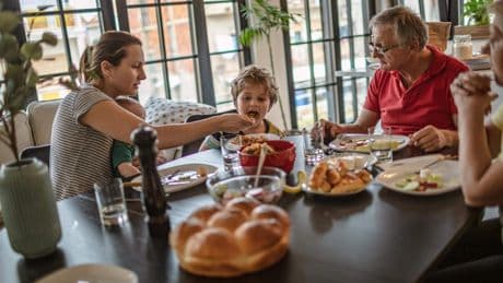 Koken komt er in de vakantie niet altijd van. Hoe erg is regelmatig een broodje pindakaas of ei eten, in plaats van gewoon avondeten?