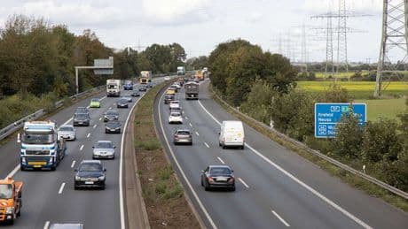Wegen Gewalttat in der Familie? - Polizei sperrt A57 und nimmt Teenager (17) fest