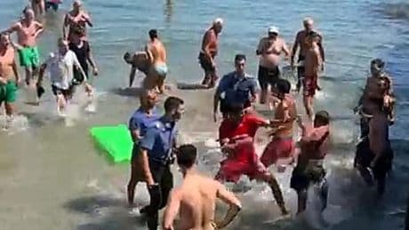 La rissa al molo di Alassio amplificata dal video sui social, continuano le polemiche