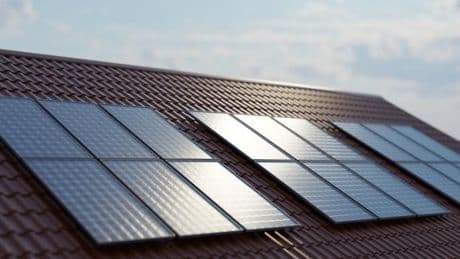 Ausrichtung, Stromverbrauch, Nutzen – für wen sich eine Solaranlage fürs Dach lohnt