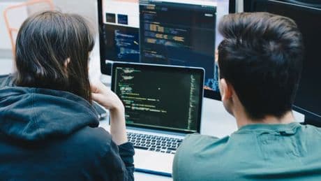 Les jeunes ont des "connaissances théoriques": pourquoi l'IA n'a pas supprimé d'emplois sauf chez les travailleurs de moins de 25 ans