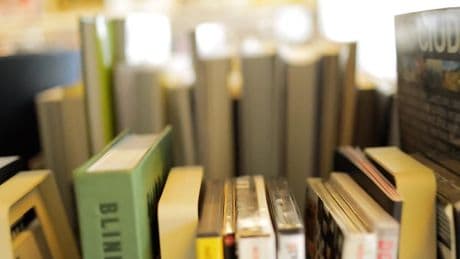 Sant Jordi se viste de letras: el suplemento especial de Cultura|s celebra el Día del Libro