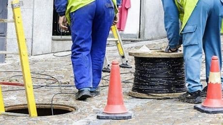 Telefónica y Vodafone España negocian la venta de un 30% de su empresa conjunta de fibra óptica a AXA