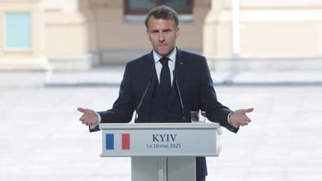 Macron no remonta su baja popularidad en Francia pese a sus esfuerzos en la arena internacional