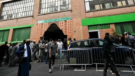 Les têtes de cochon déposées devant des mosquées d’Ile-de-France l’ont été par des étrangers ayant « quitté le territoire », annonce le parquet