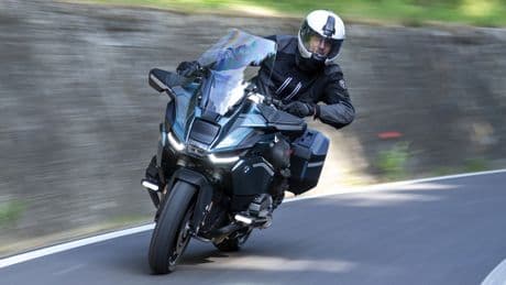 Bmw R 1300 RT, la grande viaggiatriche che strizza l'occhio alle sportive
