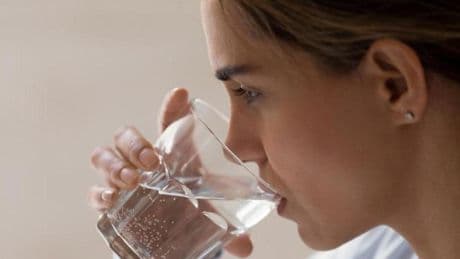 Confirmado por el Consejo General de Farmacéuticos: “La hidratación va mucho más allá de calmar la sed y, aunque no lo notes, una leve deshidratación puede alterar tu organismo”