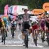 Ondanks ultieme jump van Wout van Aert: Kaden Groves wint sprint in uitgedund peloton