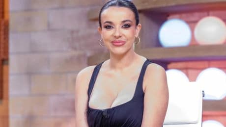 Sarah Santaolalla, la periodista criticada por usar una camiseta de las víctimas del covid "al estilo Playboy"