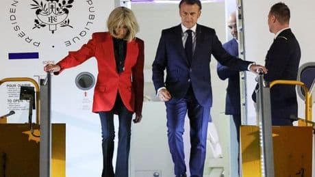Brigitte Macron “schiaffeggia” il presidente sull’aereo presidenziale. L’Eliseo: “Una presa in giro tra coniugi”
