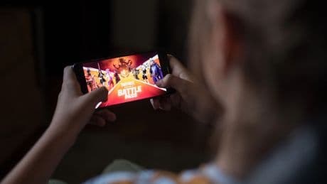 Manipulative Designs: Smartphone-Spiele, die zu exzessivem Zocken verleiten, sollten für Kinder verboten werden