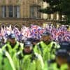 Rechtsextreme Proteste in Großbritannien: Demonstranten fordern „Remigration“ – Zusammenstöße in Manchester und London