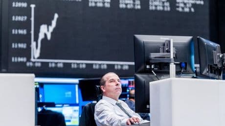 Las bolsas europeas cierran con leves descensos a la espera de los aranceles de Trump