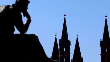 Sexueller Missbrauch: Betroffene beklagen kurzfristigen Stopp von Hilfsgeldern