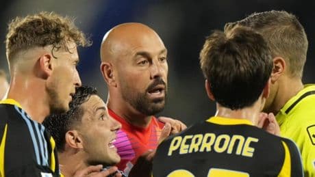 Dramático adiós de Reina: ¡expulsado el día de su retirada!