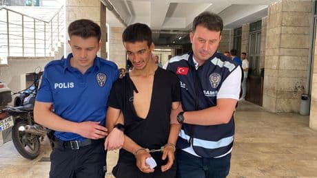 Sahilde balık tutan 2 kişiyi denize atıp eşyalarını çaldı: '2 saattir bir balık tutamadınız'