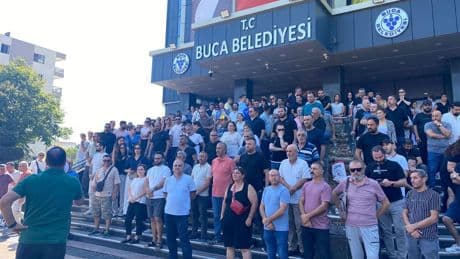 Buca Belediyesinde memurlar, direnişteki işçilere destek için iş bırakma eylemi yaptı
