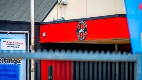 Scheidsrechter mishandeld tijdens jeugdvoetbalwedstrijd door coach uitploeg: ’Triest dat jongens van 14 dit moeten aanschouwen’