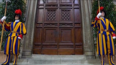 «Extra omnes»: les images historiques de la fermeture des portes de la chapelle Sixtine pour débuter le conclave