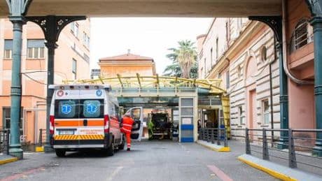 Bimba muore soffocata da una ciliegia: la tragedia davanti ai genitori
