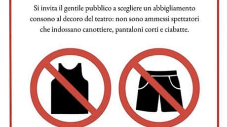 “Via shorts, canotte, infradito e cibo portato dall’esterno”: il Teatro alla Scala impone il dress code