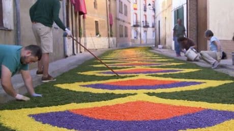 En este pueblo de Palencia ya se preparan para decorar sus calles con una alfombra de dos kilómetros de flores naturales