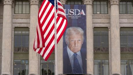 Trump presiona a Walmart para que se “coma” los aranceles y no suba los precios