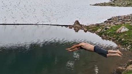 Yaz ve kış bir arada; etrafı karla kaplı gölde yüzdüler
