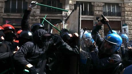 Dl sicurezza, il governo pone la fiducia. Scontro tra manifestanti e polizia a Roma