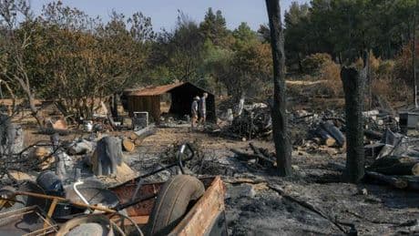En direct, l’incendie dans l’Aude, qui a parcouru plus de 16 000 hectares, est « maîtrisé », annonce la préfecture
