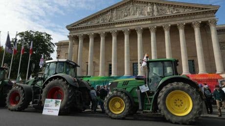 Los agricultores franceses protestan ante el Parlamento