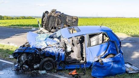 Rhein-Kreis Neuss: Zwei Menschen nach Frontalcrash in Lebensgefahr