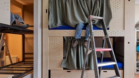 Nieuwe slaapcabines voor asielzoekers en vluchtelingen: ‘De bedden  straalden ‘hufterproof’ uit, geen menselijkheid’