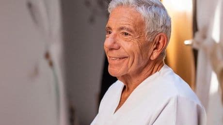 Eduard Estivill, médico del sueño: “Si eres de los que se pone varias alarmas para despertarse, estás destruyendo tu sueño y maltratando tu cerebro”