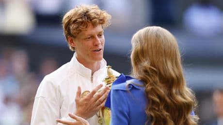 Jannik Sinner pakt zijn broer aan op Wimbledon na eerdere afwezigheid: ’Er is geen Formule 1 dit weekend’